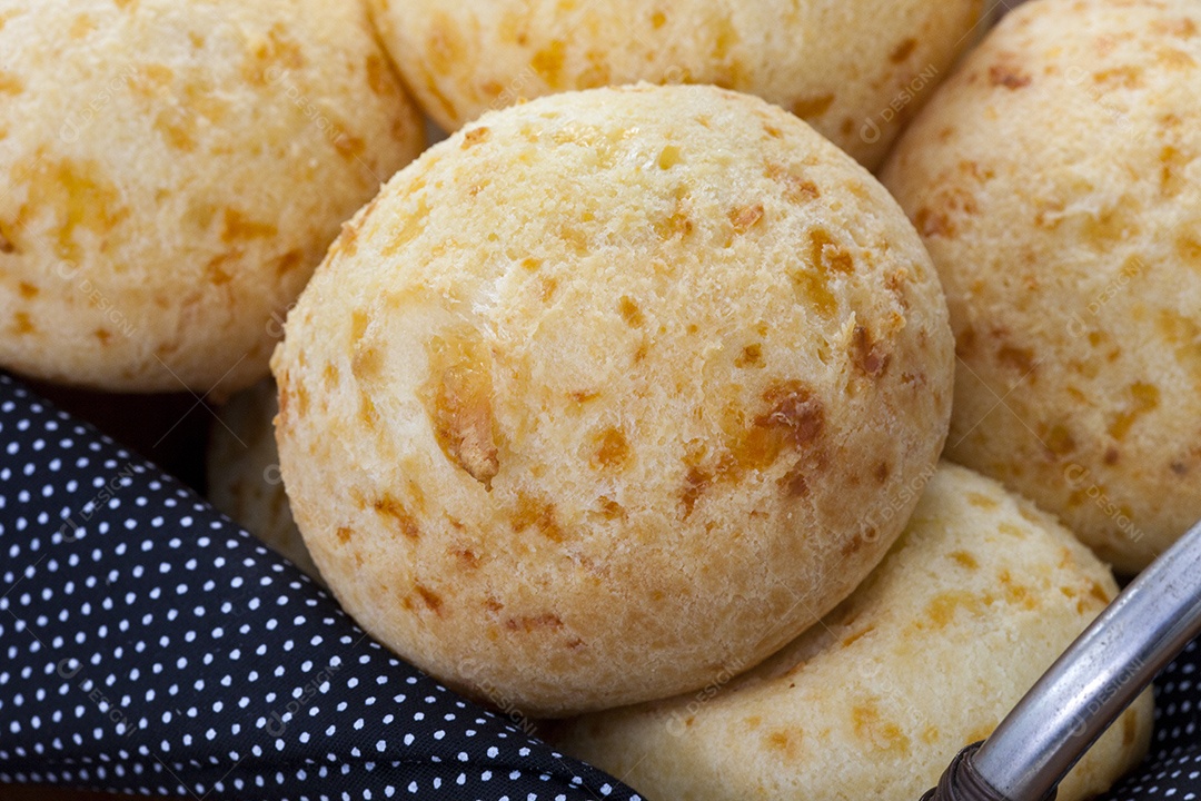 Lanche brasileiro, tradicional pão de queijo mineiro - pão de queijo