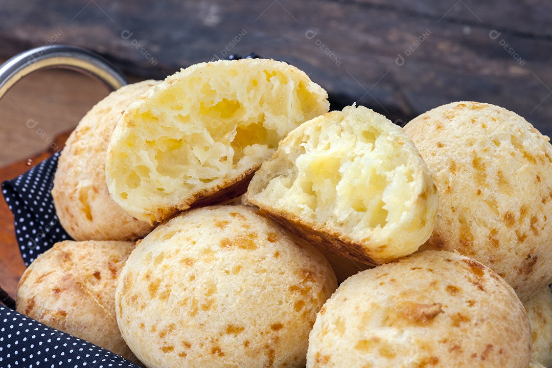 Lanche brasileiro, tradicional pão de queijo mineiro - pão de queijo