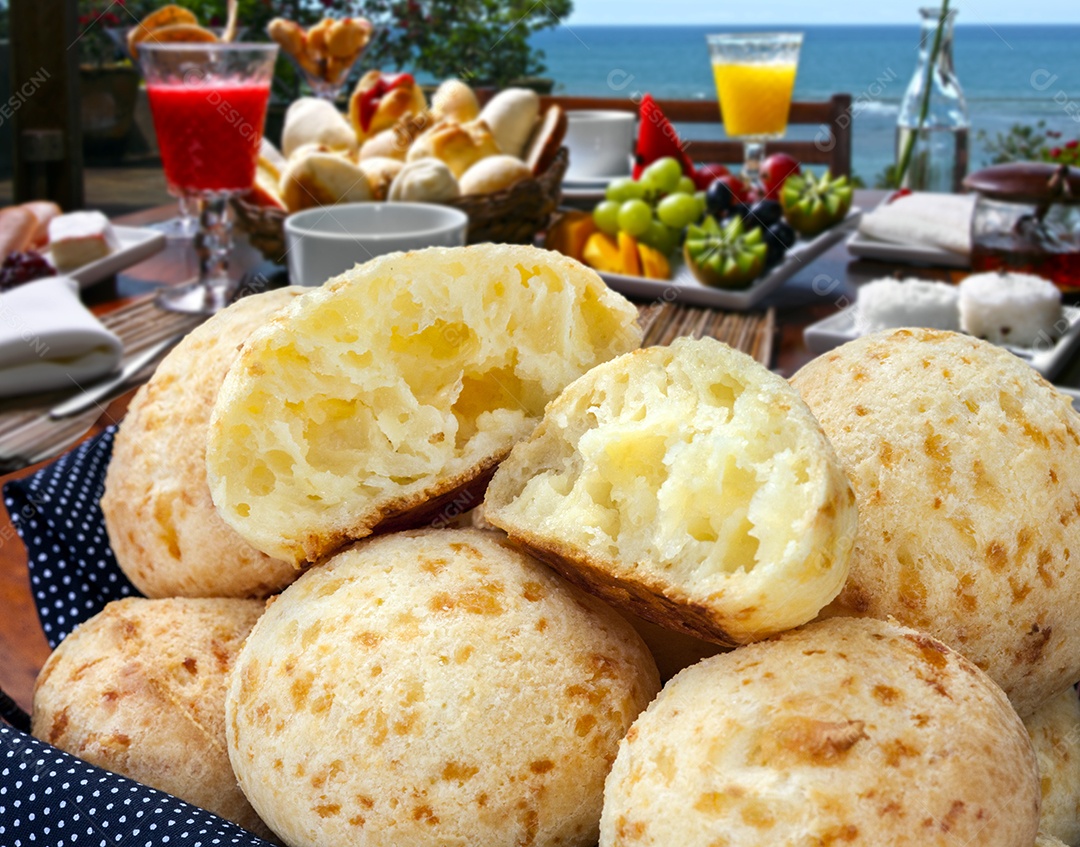 Lanche brasileiro, tradicional pão de queijo mineiro - pão de queijo