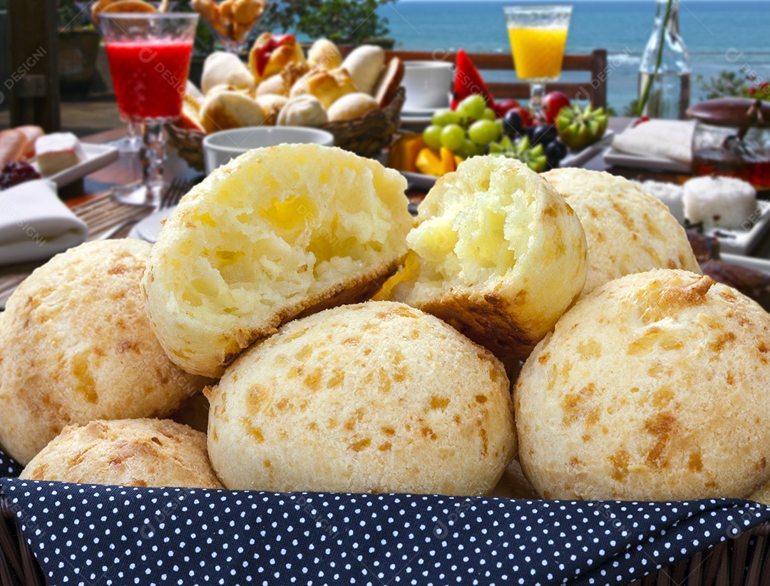 Pão de queijo tradicional para café da manhã na praia