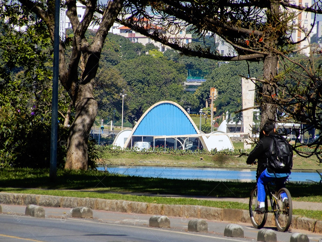 Pessoa andando de bicicleta