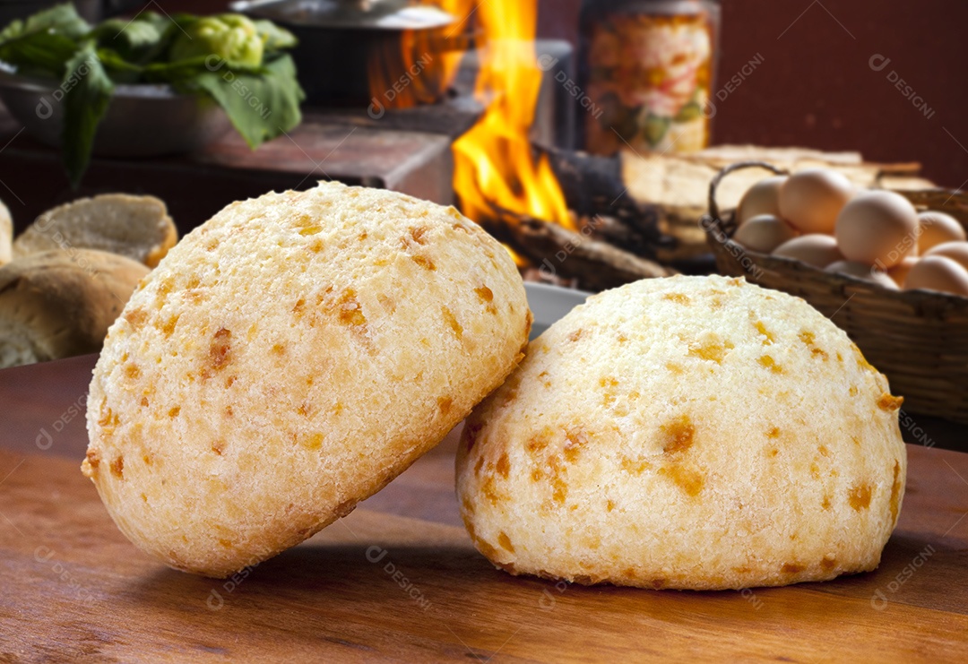 Dois pão de queijo sobre mesa de madeira