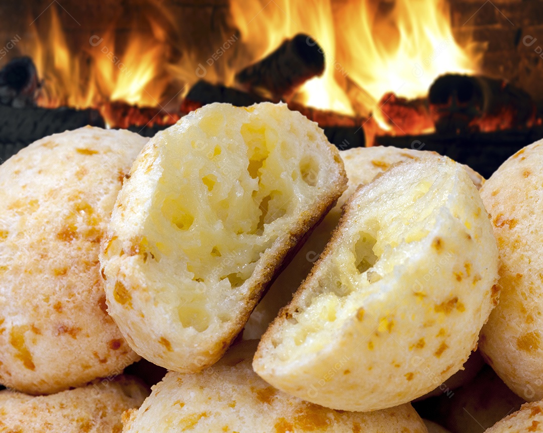 Pão de queijo tradicional com muito queijo
