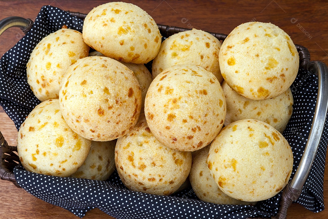 Pão de queijo dentro da cesta de alça