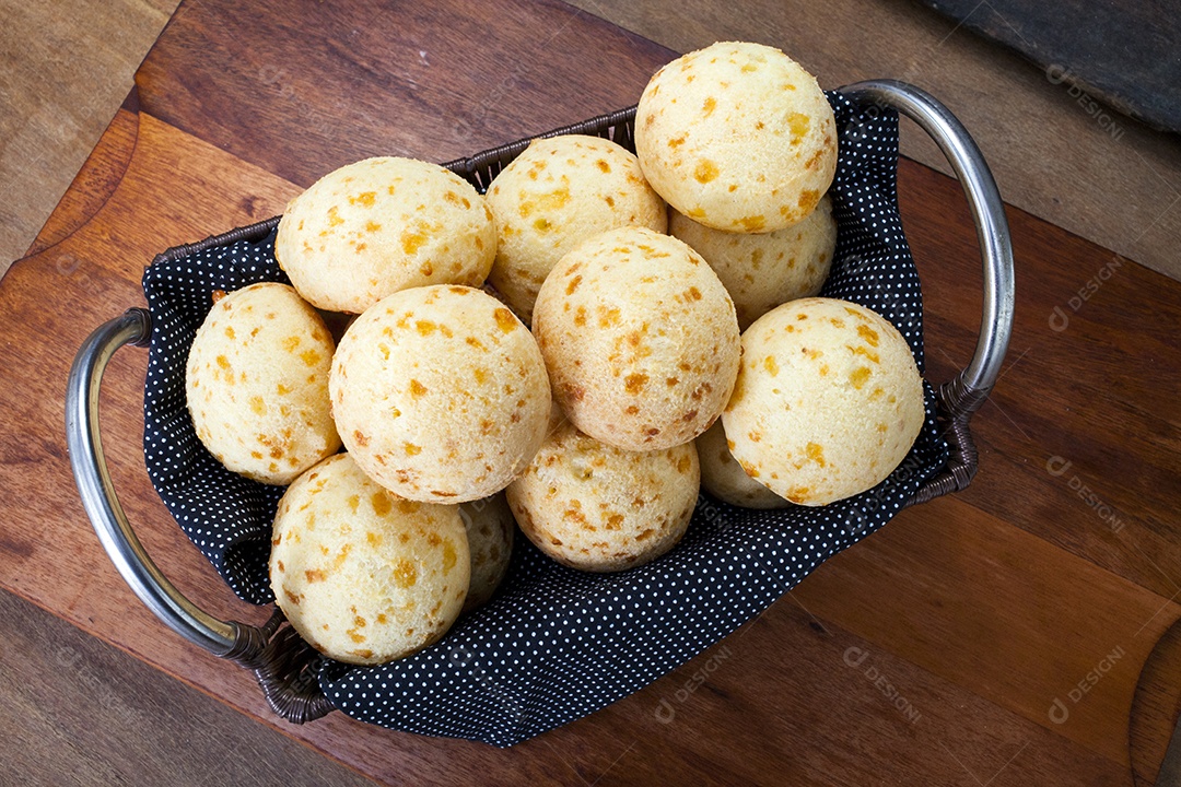 Pão de queijo dentro da cesta de alça