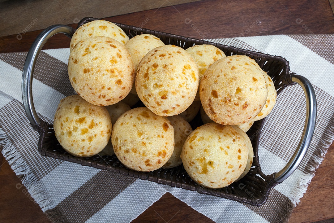Pão de queijo tradicional dentro da cestinha