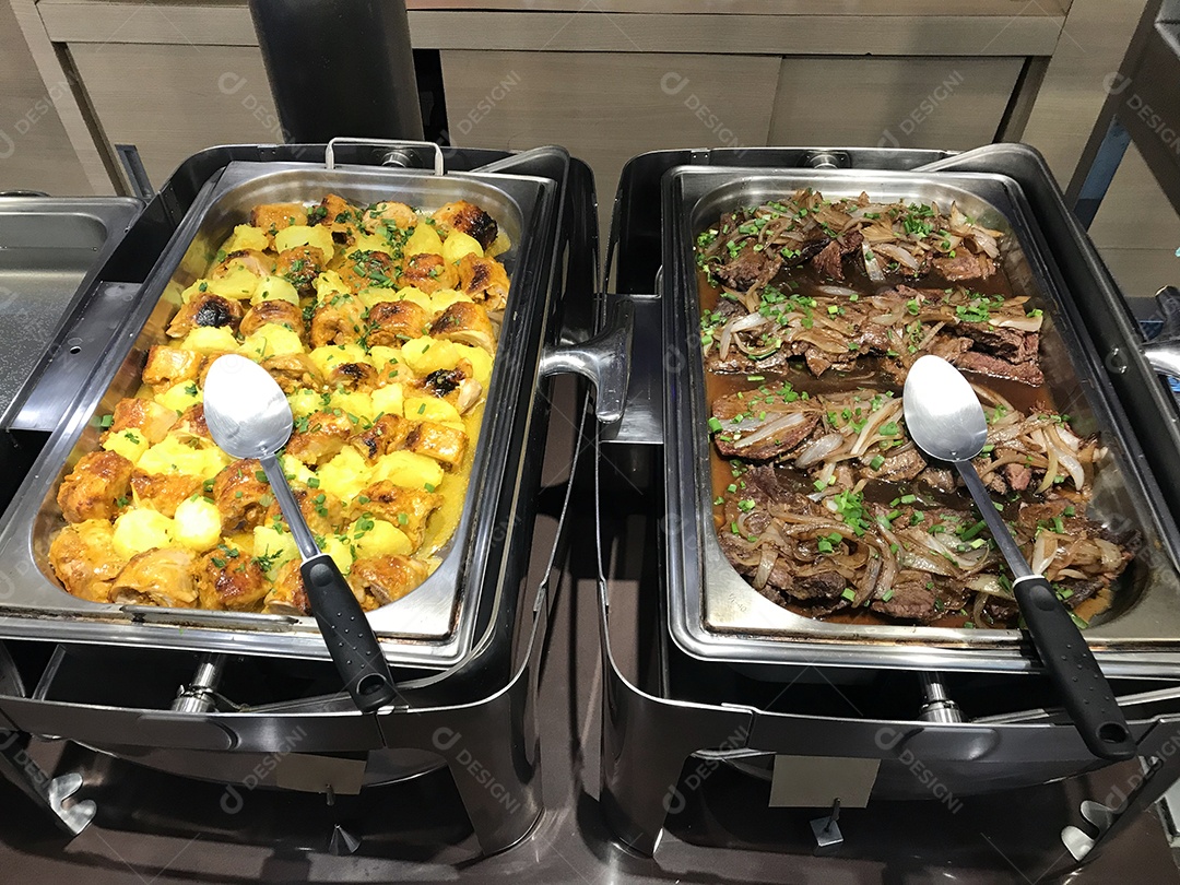 Comida de restaurante self-service, carne