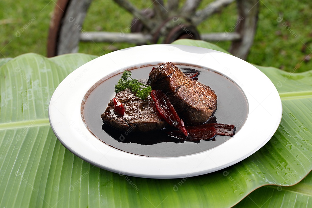 Filé mignon ao molho de vinho tinto