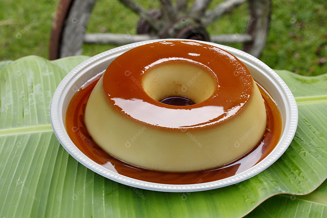 Pudim com leite e ovos com calda