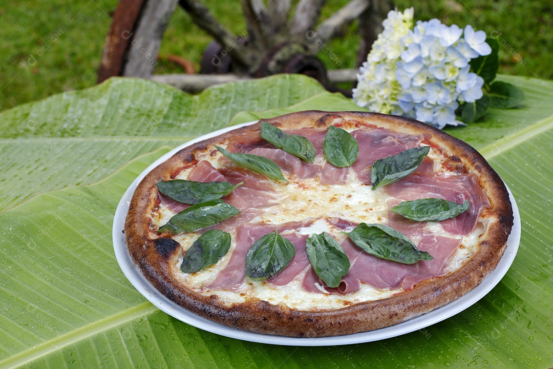Deliciosa pizza sobre a mesa