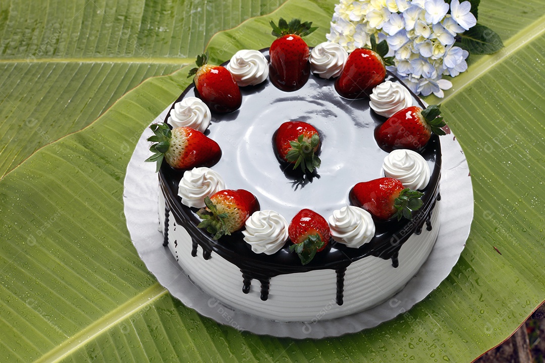 Bolo de aniversário de morango com chantilly e chocolate