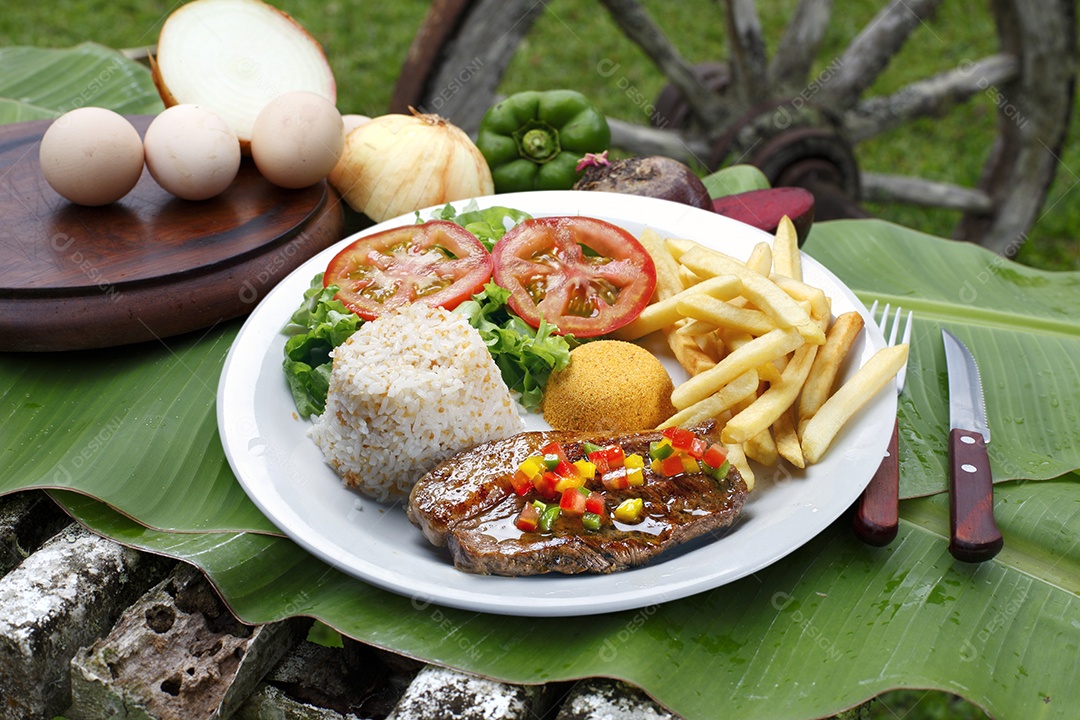 Comida típica de restaurantes arroz carne batata frita salada farofa