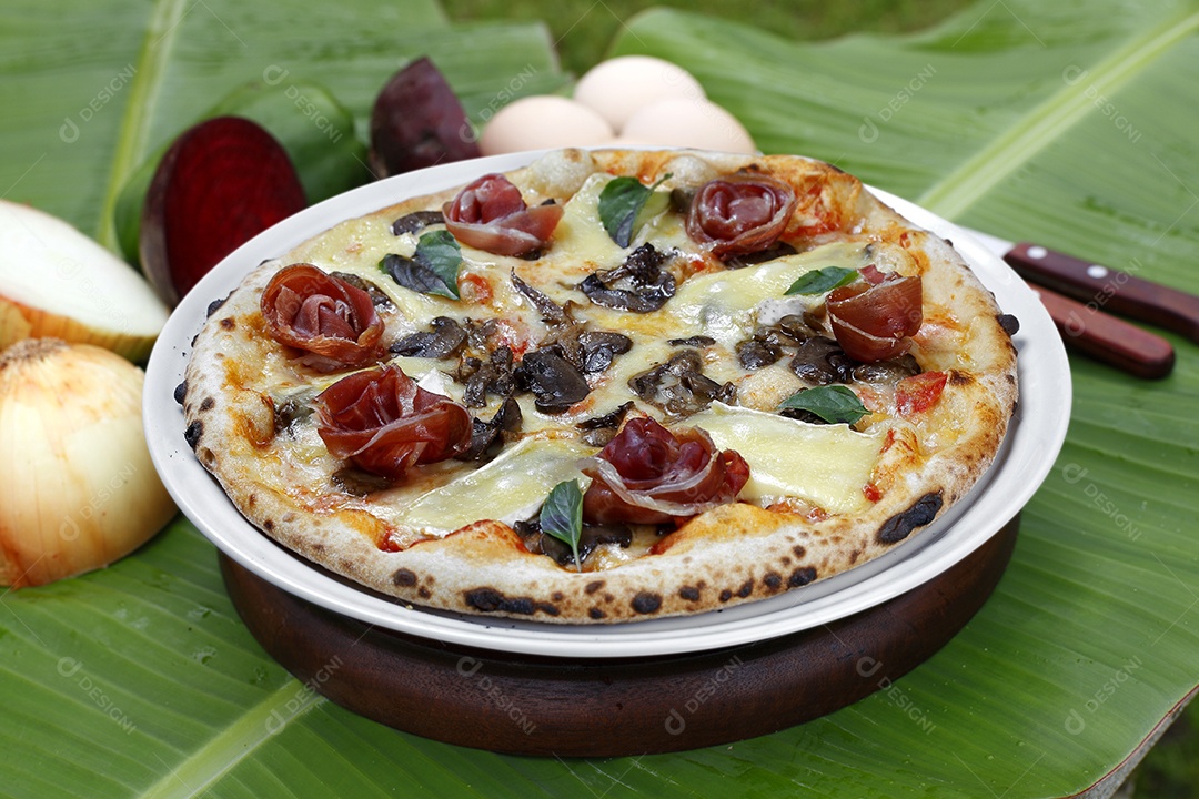 Pizza de presunto parma assada no forno a lenha