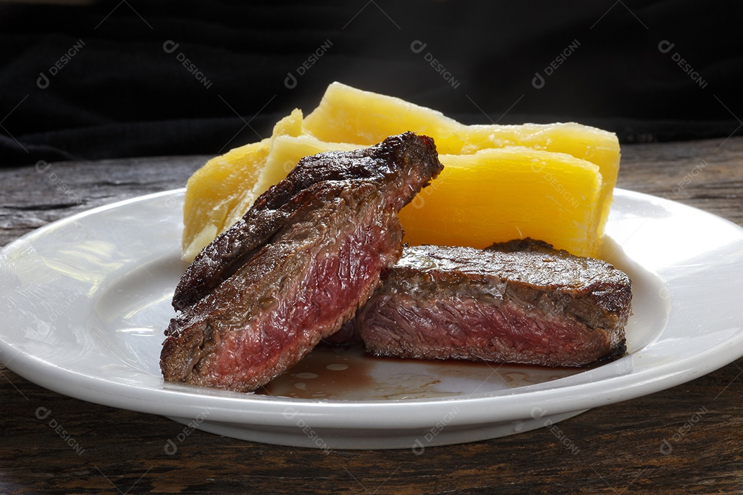Carne assada com mandioca