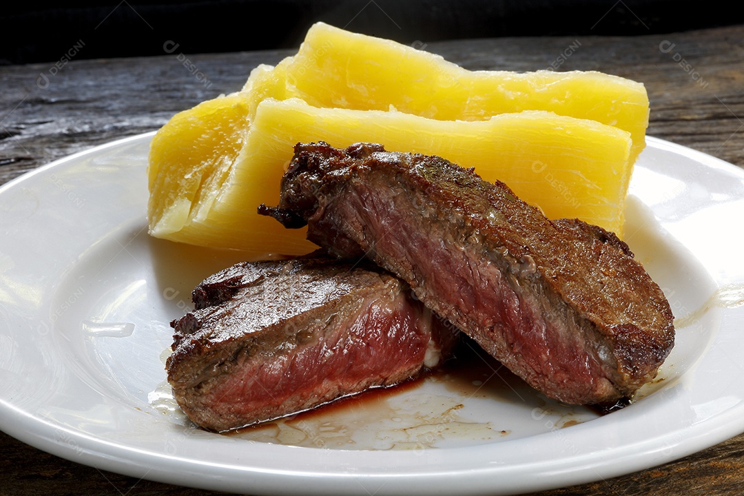 Carne assada com mandioca
