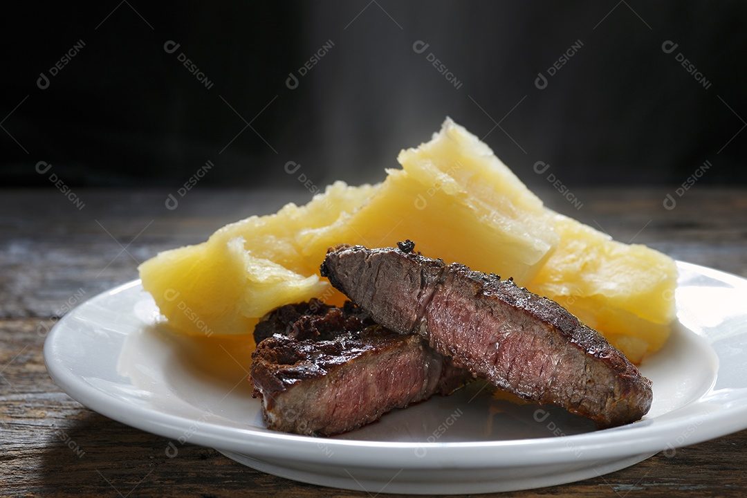 Carne assada com mandioca