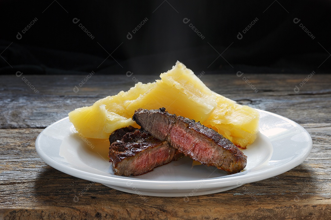 Carne assada com mandioca