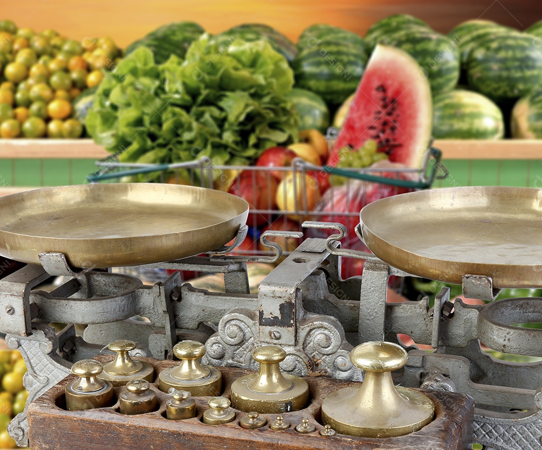 Hortifruti com balança antiga