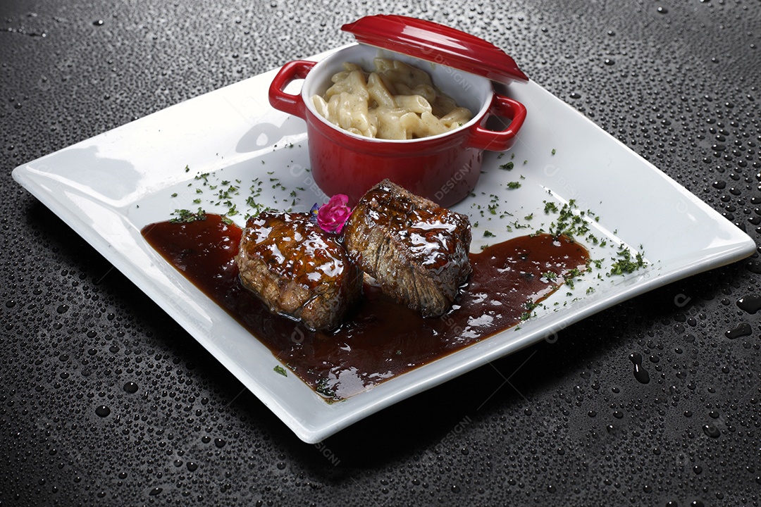 Carne ao molho com macarrão ao alho