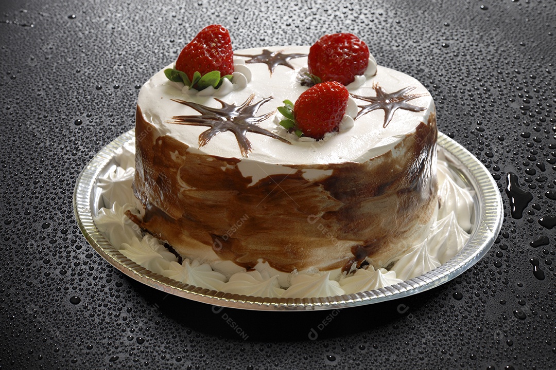 Bolo de chantilly com morango