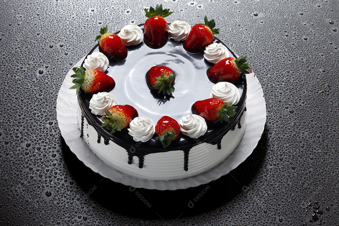 Bolo de chocolate com calda de chocolate chantilly e morango