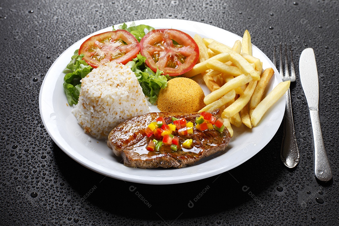 Comida brasileira salada batatas arroz e carne