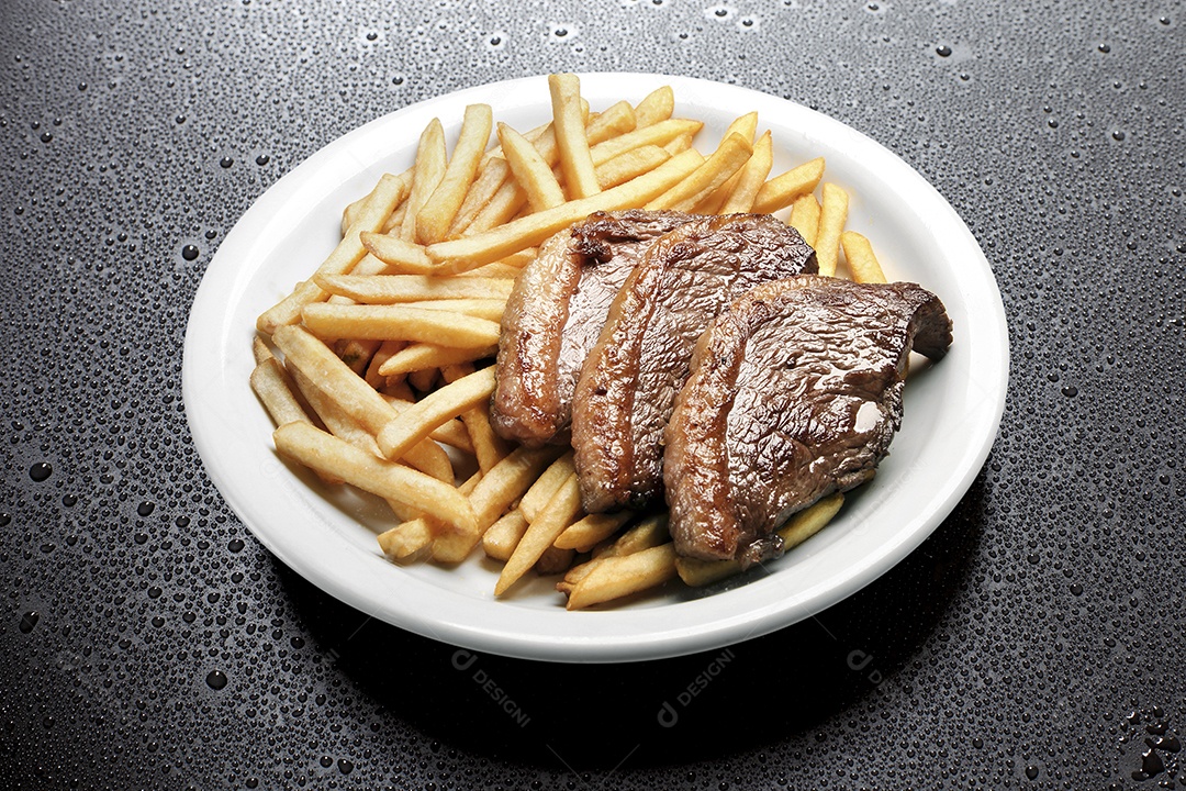 Batatas fritas com picanhas em fatias