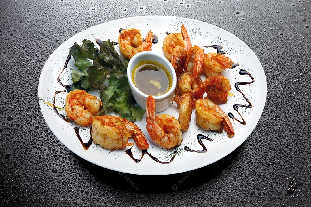 Camarões grelhado com molho