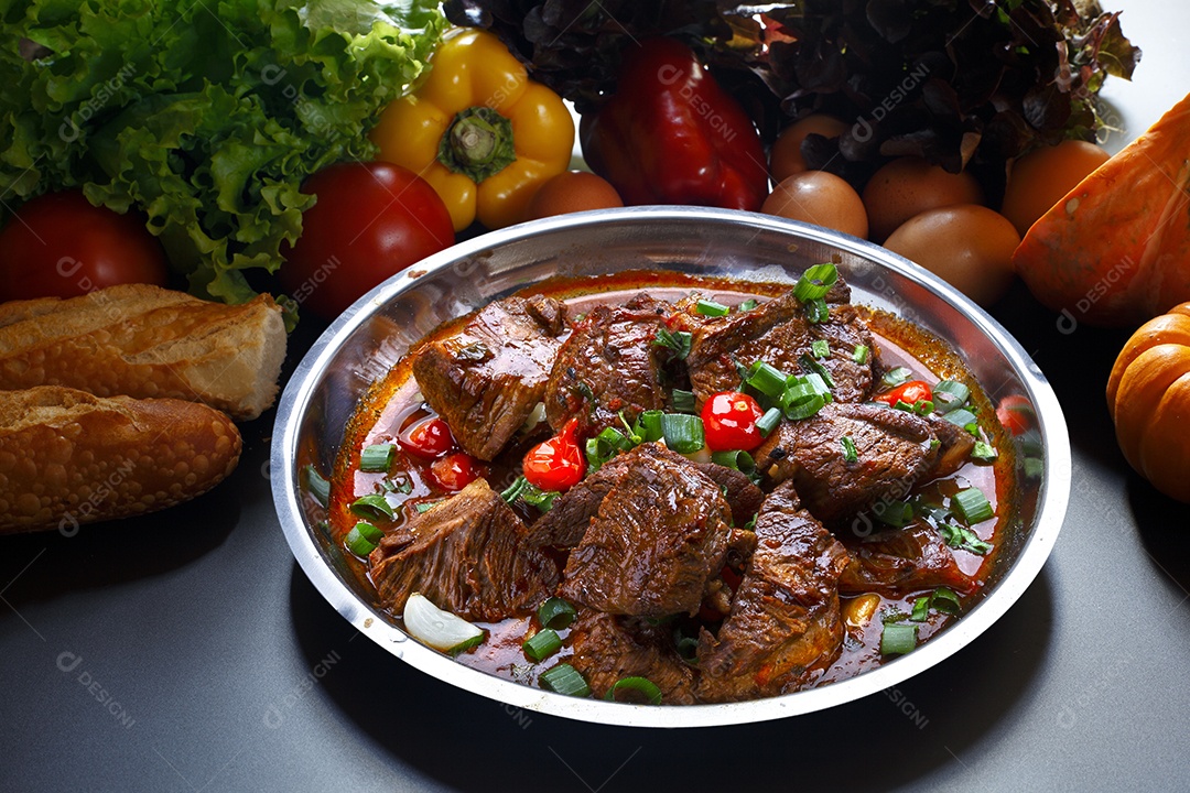 Carne cozida com molho de pimenta biquinho