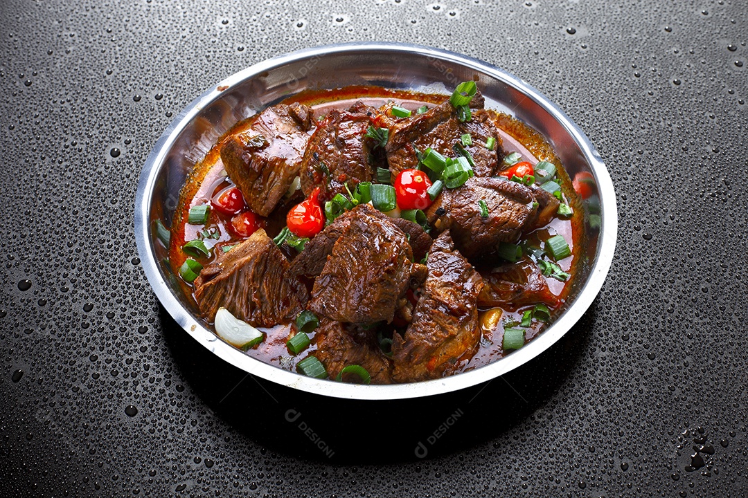 Carne cozida com pimentas biquinho deliciosa