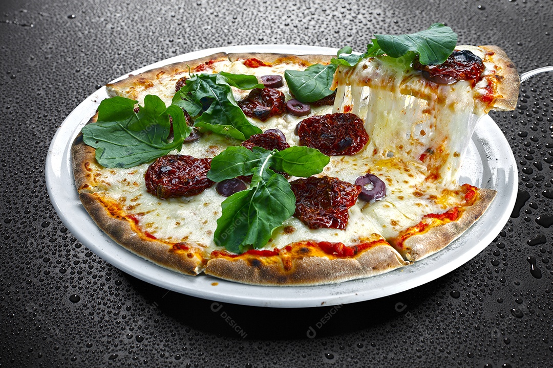 Pizza de queijo com tomate