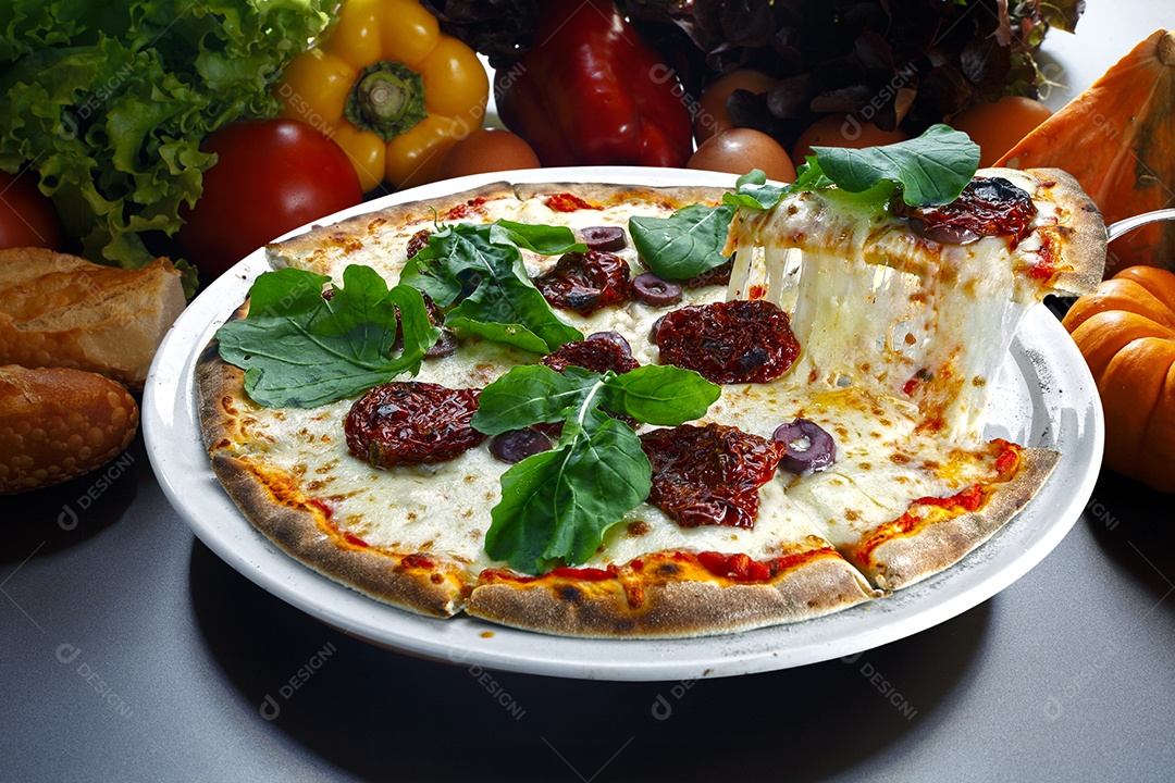 Pizza de tomate e queijo