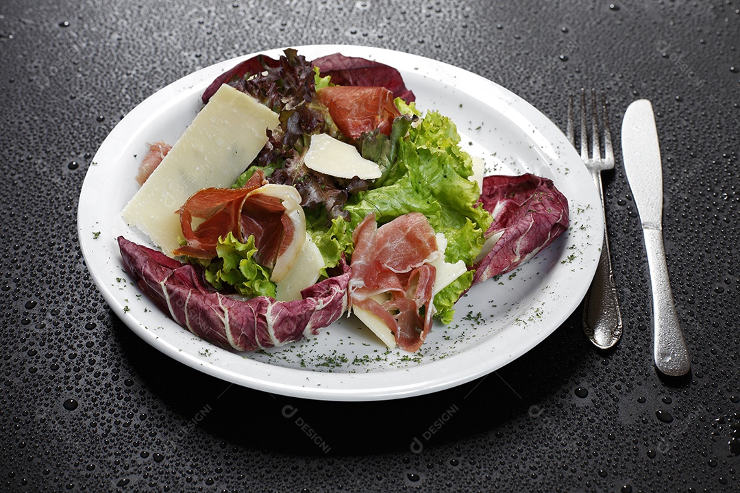 Salada de parma com queijos e hortaliças