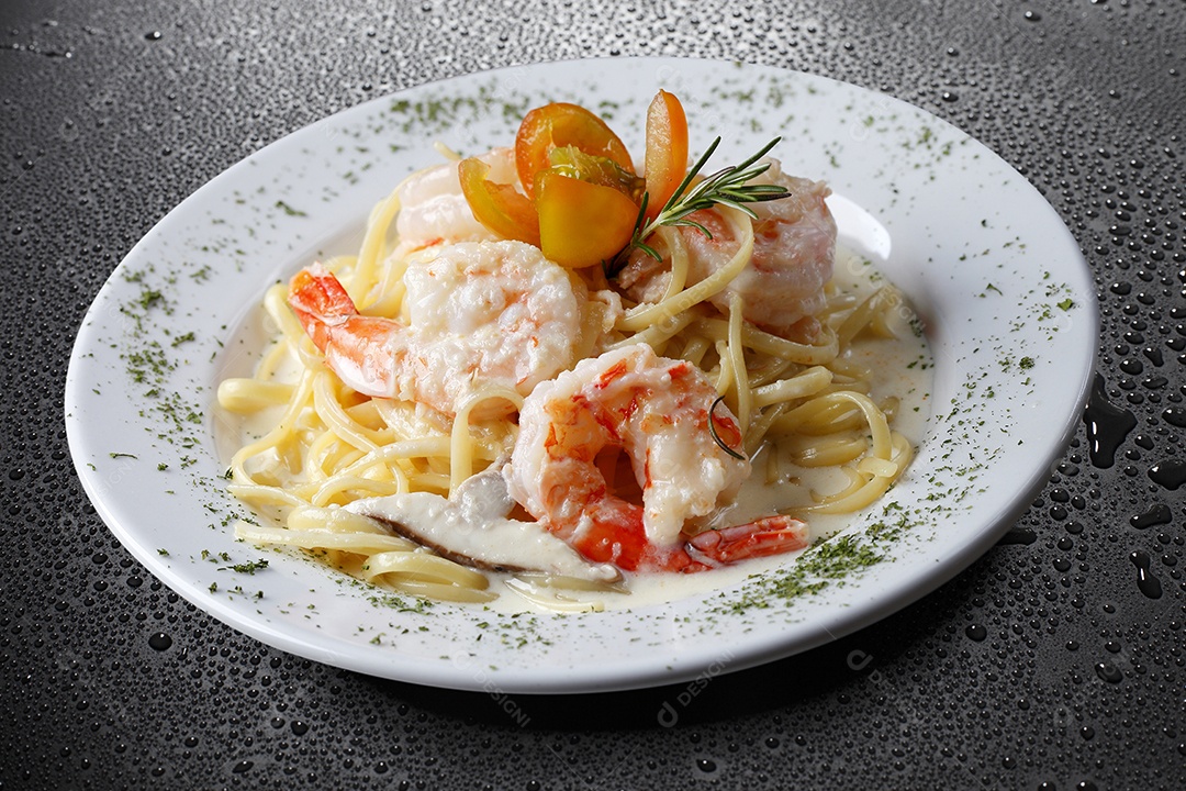 Macarrão com camarão ao creme