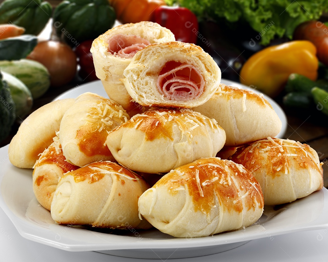 Pãozinho recheado de queijo com presunto