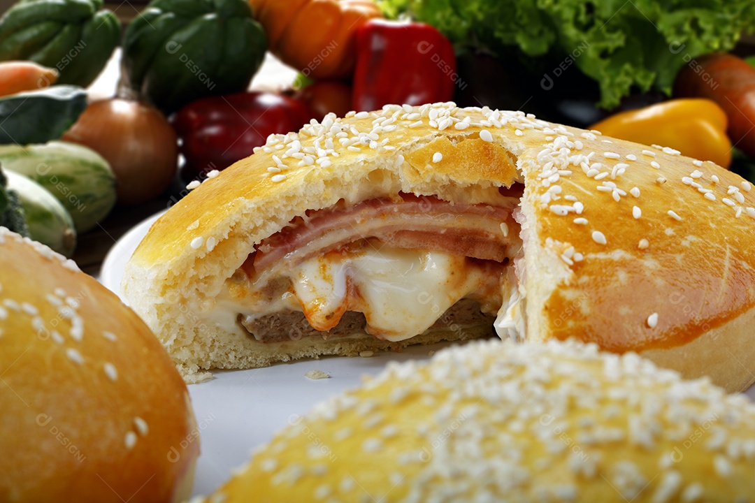 Pão recheado com presunto e queijo lanche