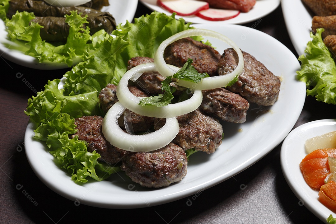 Bola de carne com decoração de cebola