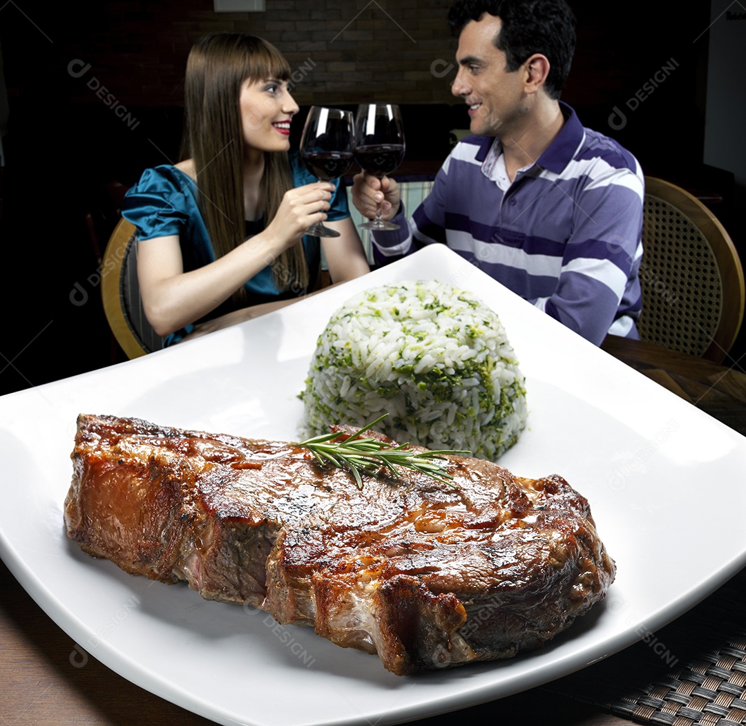 Costela assada com arroz para um jantar romântico de casal