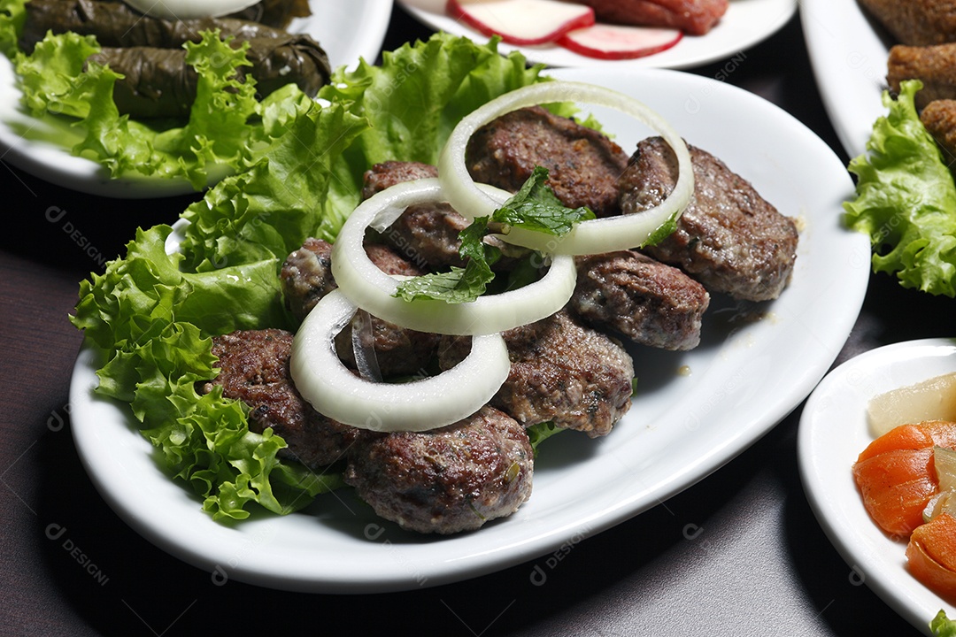 Bola de carne com decoração de cebola