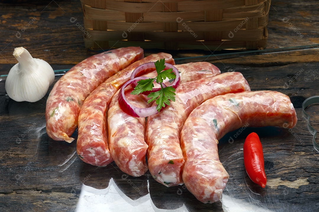 Linguiça temperada artesanal com temperos ao lado