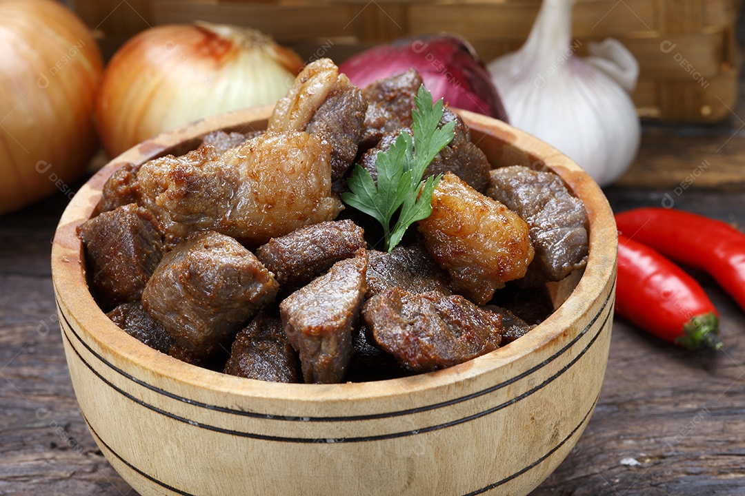 Carne de sol dentro da tigela