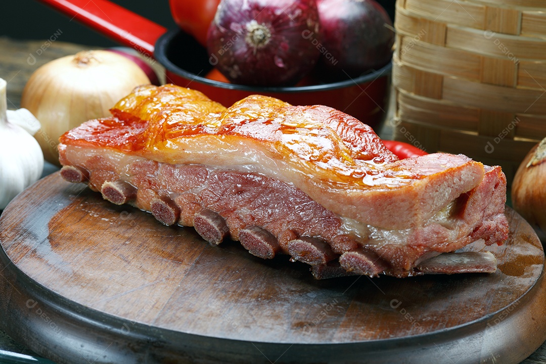 Costela suína assada sobre tabua