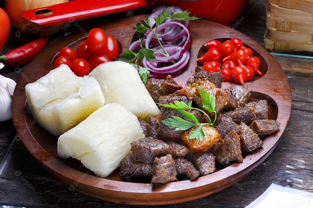 Porção de mandioca com carne
