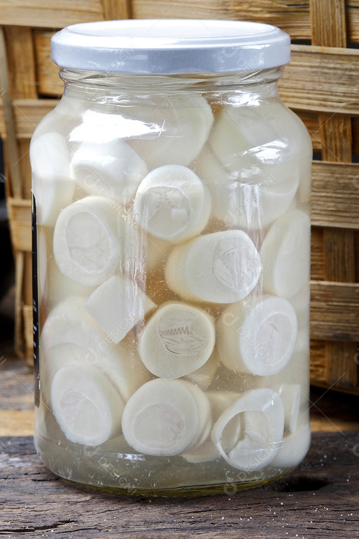 Frascos de vidro com palmito