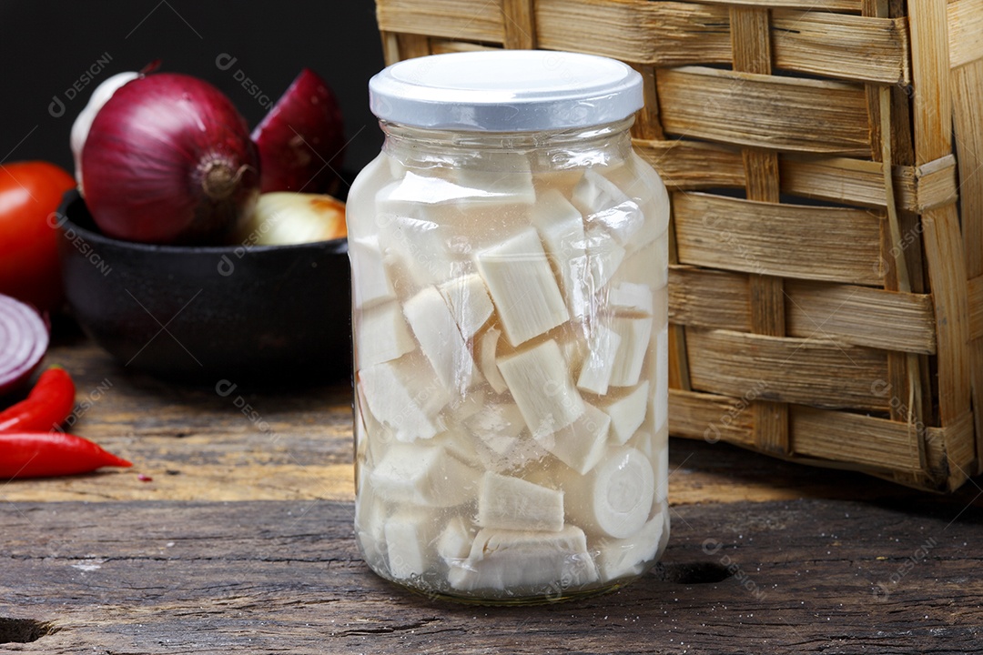 Frascos de vidro com palmito