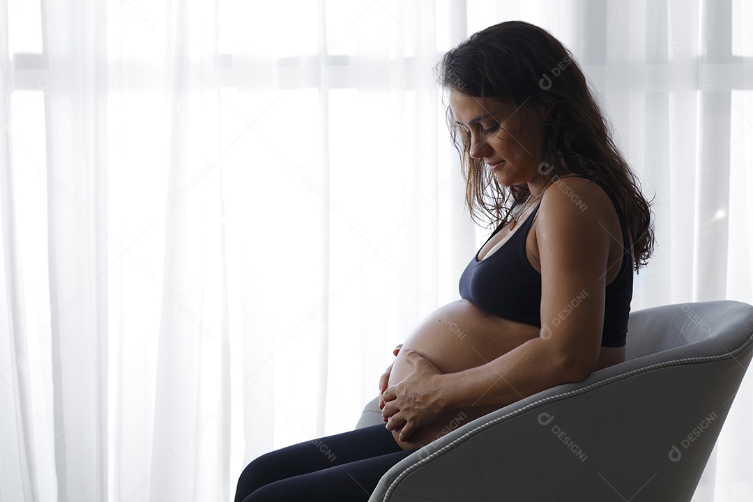 Mulher gravida feliz no ensaio de gestante