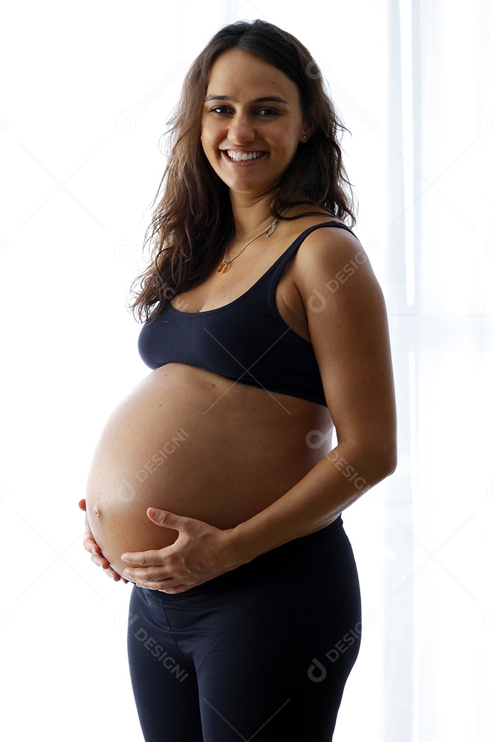 Mulher gravida feliz no ensaio de gestante