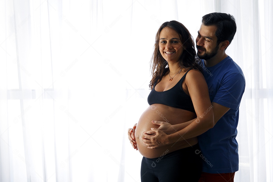 Casal feliz no ensaio de gestante