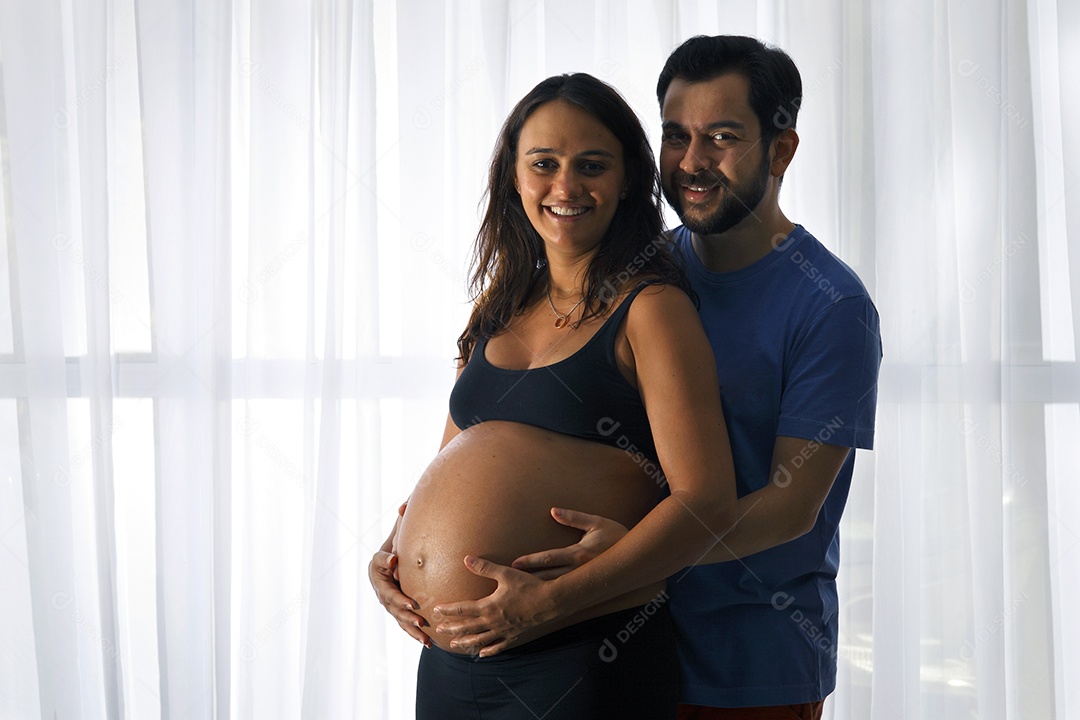 Casal feliz no ensaio de gestante