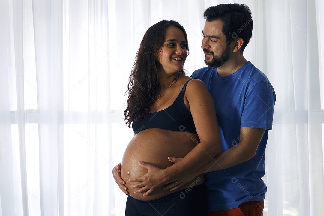Casal feliz no ensaio de gestante